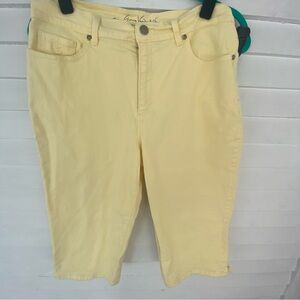 Gloria Vanderbilt yellow denim cropped pants in size 8